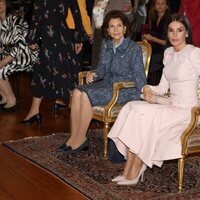 Silvia de Suecia y la Reina Letizia en la Biblioteca Bernadotte
