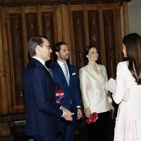 Los Reyes Felipe y Letizia hablando con Victoria y Daniel de Suecia y con Carlos Felipe y Sofia de Suecia en el Ayuntamiento de Estocolmo