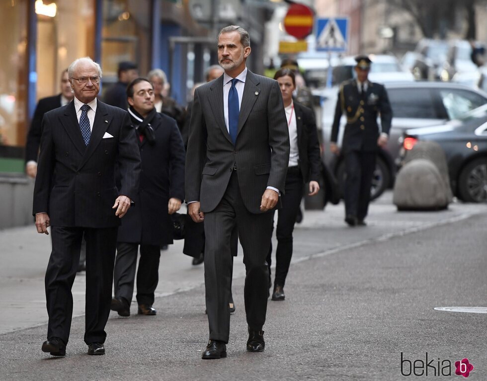 Carlos Gustavo de Suecia y el Rey Felipe de camino a la Real Academia Sueca de Ciencias de la Ingeniería