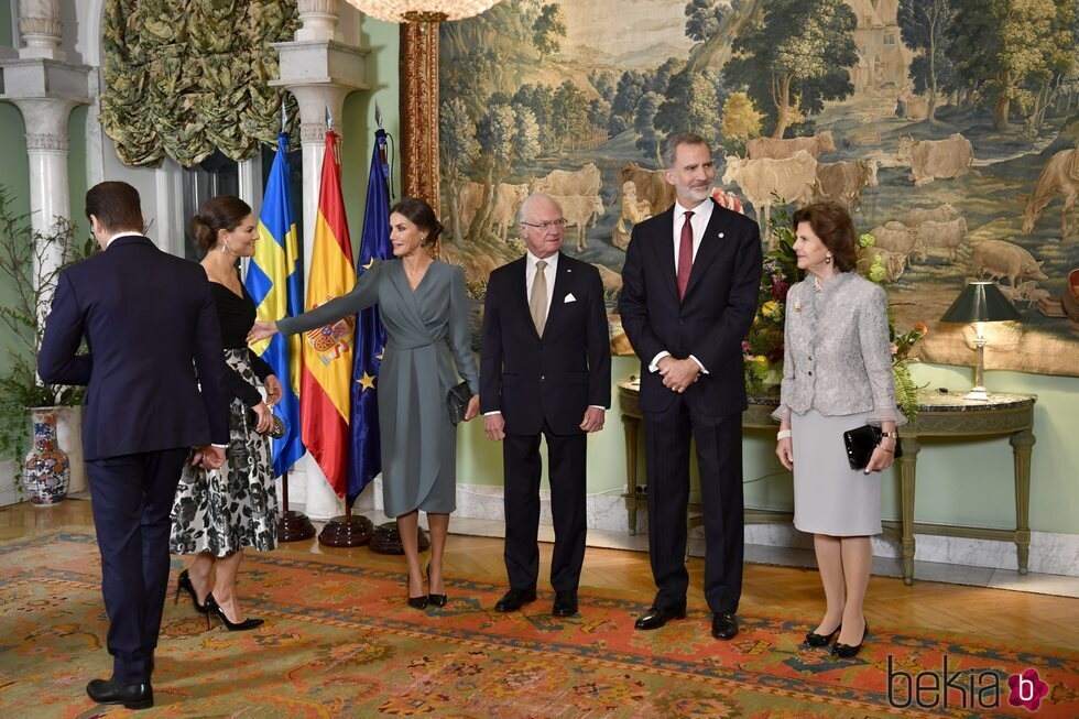 La Reina Letizia, muy atenta con Victoria de Suecia en presencia del Rey Felipe y Carlos Gustavo y Silvia de Suecia