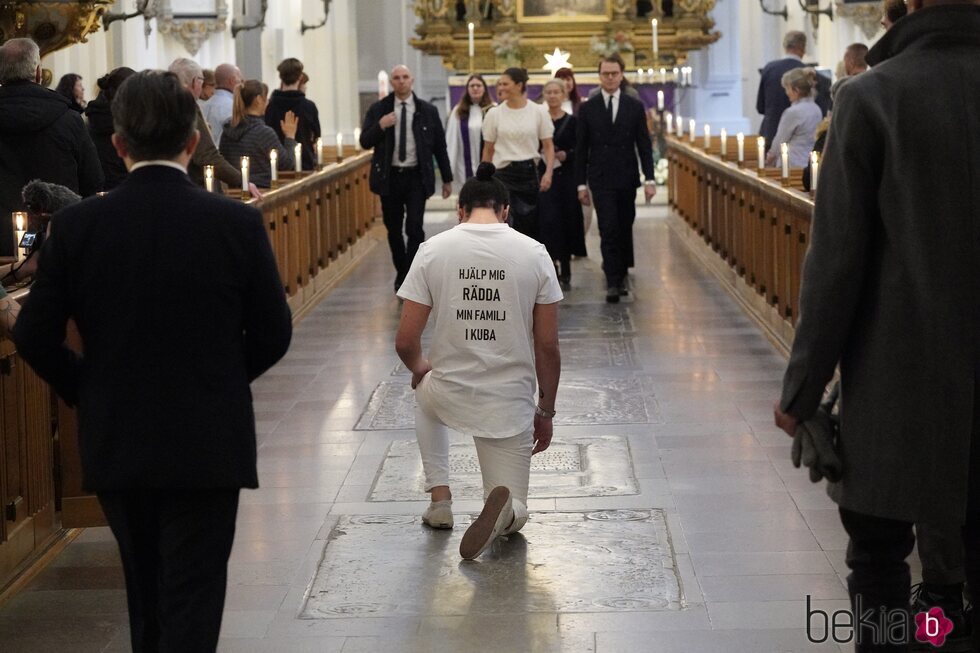 Un hombre protesta pacíficamente ante Victoria y Daniel de Suecia en la Iglesia de San Pedro de Malmö