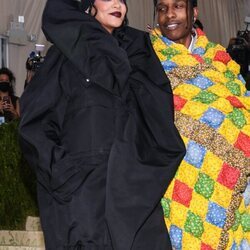 Rihanna y ASAP Rocky posando juntos en la MET Gala 2021