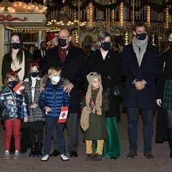 Carolina y Alberto de Mónaco con Beatrice Borromeo y Pierre Casiraghi junto a los niños de la familia inaugurando la Navidad
