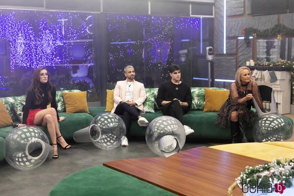 Ada, Miguel Frigenti, Julen y Lucía Pariente durante su visita a la casa en la gala 15 de 'Secret Story'