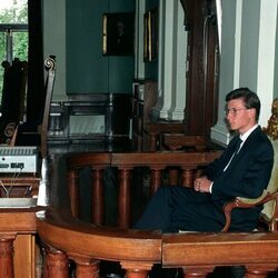 Haakon de Noruega en la Silla del Rey en su visita al Tribunal Supremo en 1991