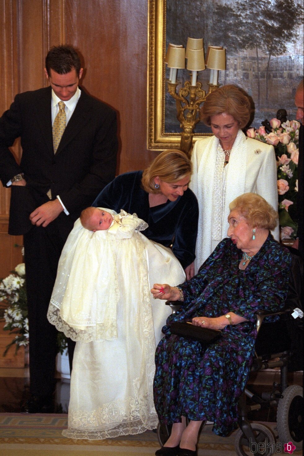 Juan Urdangarin en su bautizo con la Infanta Cristina e Iñaki Urdangarin, la Reina Sofía y la Condesa de Barcelona