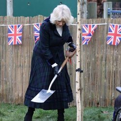Camilla Parker plantando un árbol en su visita a la Escuela Roundhill de Bath