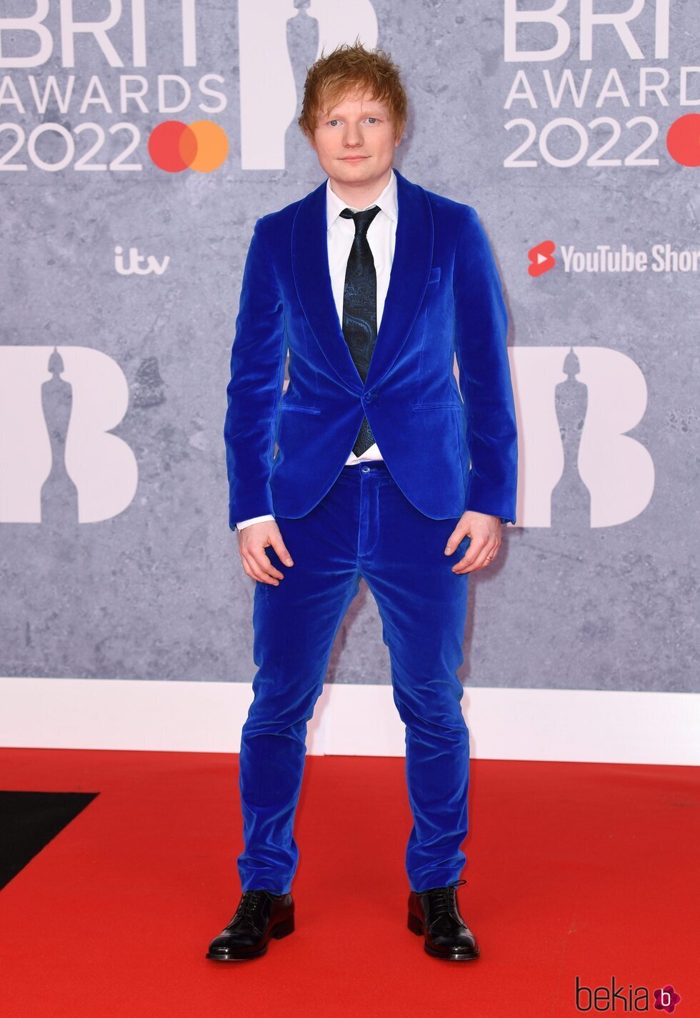 Ed Sheeran en la alfombra roja de los Brit Awards 2022