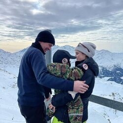 Eugenia de York y Jack Brooksbank con su hijo August en la nieve