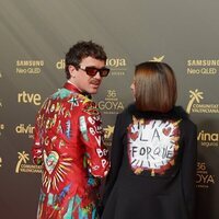 Macarena Gómez y Aldo Comas con los trajes homenaje a Verónica Forqué en los Goya 2022
