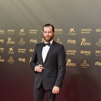 Álvaro Cervantes en la alfombra roja de los Premios Goya 2022