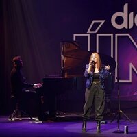 Marta Soto en el escenario durante el concierto Dial Únic@s