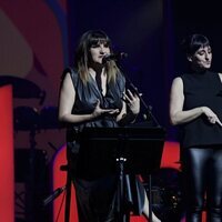 Rozalén en el escenario durante el concierto Dial Únic@s