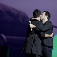 David Bustamante y Pablo López se funden en un abrazo durante el concierto Dial Únic@s