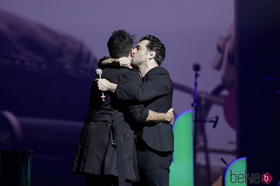 David Bustamante y Pablo López se funden en un abrazo durante el concierto Dial Únic@s