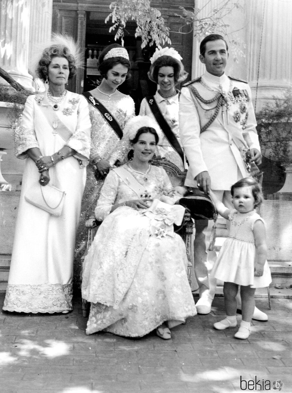 Constantino y Ana María de Grecia con sus hijos Alexia y Pablo de Grecia, la Reina Federica de Grecia, la Reina Sofía e Irene de Grecia en la presentación 