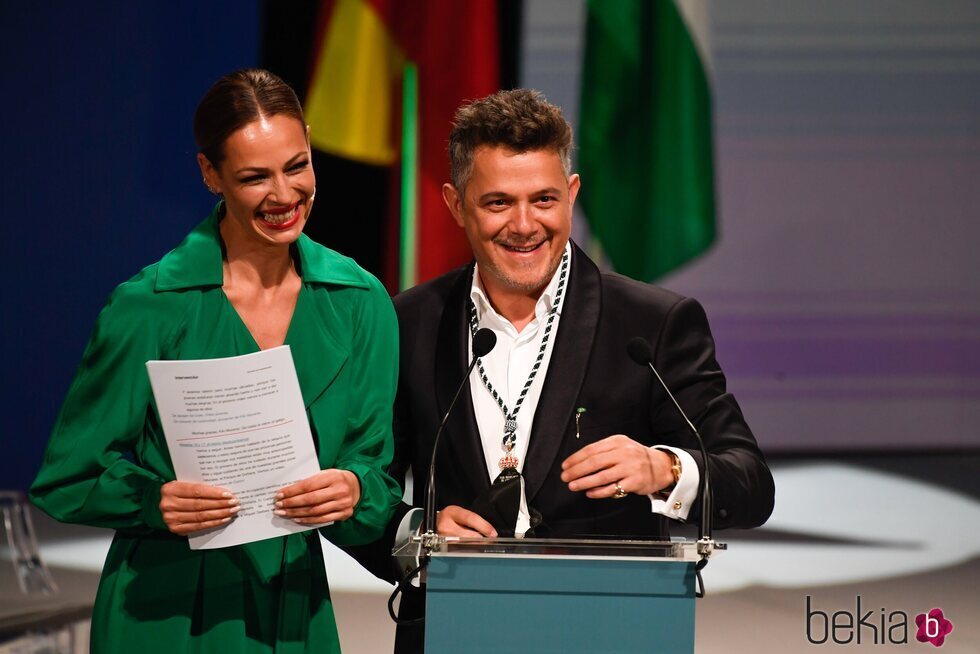 Alejandro Sanz con Eva González recibiendo el título de Hijo Predilecto de Andalucía