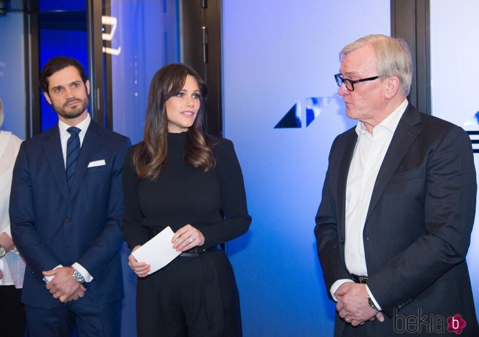 Sofia de Suecia pronuncia un discurso ante Carlos Felipe de Suecia y Klas Bergling en la inauguración del Avicii Experience