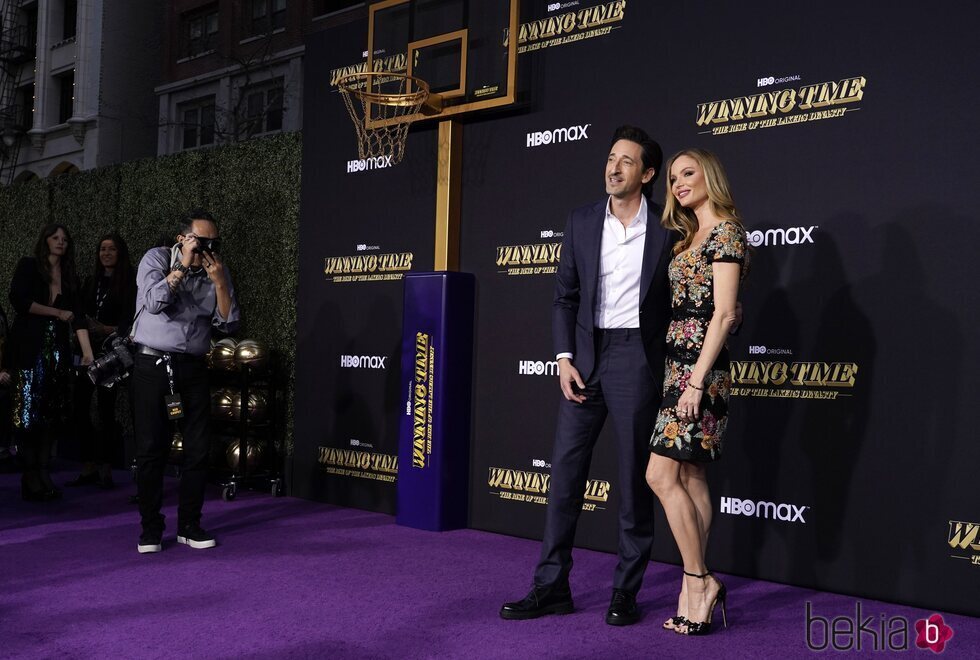 Adrien Brody y Georgina Chapman posan en la premier de 'Winning Time'