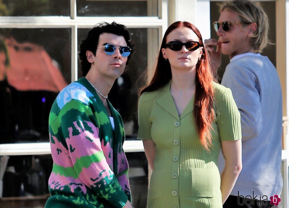 Joe Jonas y Sophie Turner por Los Angeles de paseo