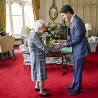 La Reina Isabel saluda a Justin Trudeau en una audiencia en Windsor Castle