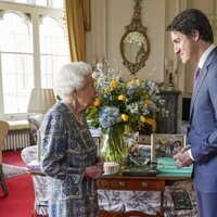 La Reina Isabel recibe a Justin Trudeau en su primer acto presencial tras superar el coronavirus
