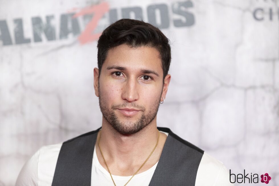 Gianmarco Onestini posando en la premiere de 'Malnazidos'