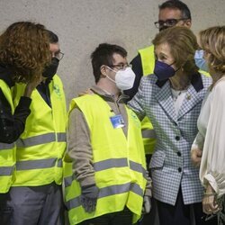La Reina Sofía hablando con unos voluntarios del Banco de Alimentos de Cádiz