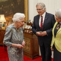 La Reina Isabel en una audiencia con la Gobernadora de Canadá y su marido en Windsor Castle
