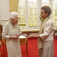 La Reina lsabel entrega The Queen's Gold Medal de Poesía a Grace Nichols en Windsor Castle