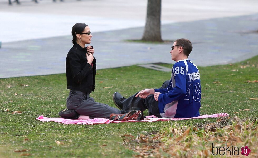 Bella Hadid y Marc Kalman en un parque de Nueva York