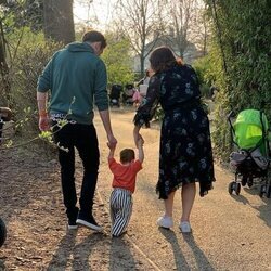 Eugenia de York y Jack Brooksbank enseñando a caminar a su hijo August
