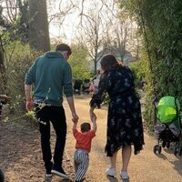 Eugenia de York y Jack Brooksbank enseñando a caminar a su hijo August