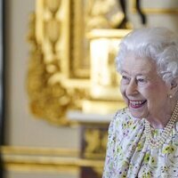 La Reina Isabel en una exposición de porcelana en Windsor Castle