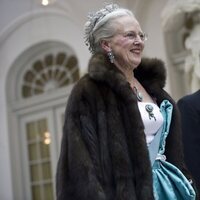 Margarita de Dinamarca con las joyas turquesa en un acto con Enrique de Dinamarca