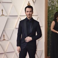 Kevin Jonas en la alfombra roja de los Premios Oscar 2022
