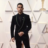 Wilmer Valderrama en la alfombra roja de los Premios Oscar 2022