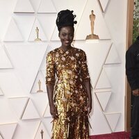 Lupita Nyong'o en la alfombra roja de los Premios Oscar 2022