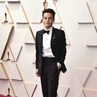 Rami Malek en la alfombra roja de los Premios Oscar 2022