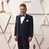 Kenneth Branagh en la alfombra roja de los Premios Oscar 2022