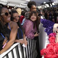 Jessica Chastain, saludando simpática a sus fans en la alfombra roja de los Premios Oscar 2022