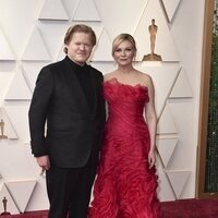 Jesse Plemons  y Kirsten Dunst en la alfombra roja de los Premios Oscar 2022