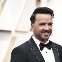Luis Fonsi en la alfombra roja de los Premios Oscar 2022