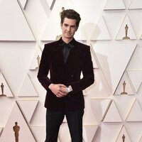Andrew Garfield en la alfombra roja de los Premios Oscar 2022