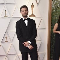 Jamie Dornan en la alfombra roja de los Premios Oscar 2022