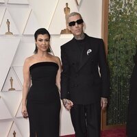 Kourtney Kardashian y Travis Barker en la alfombra roja de los Premios Oscar 2022