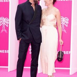 Álex García y Verónica Echegui compartiendo miradas en el Festival Canneseries