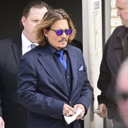 Johnny Depp a la salida de su juicio televisado con Amber Heard
