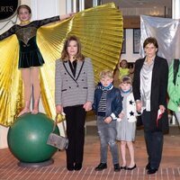 Jacques y Gabriella de Mónaco con Estefanía de Mónaco, Pauline Ducruet y Camille Gottlieb en una función circense benéfica