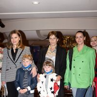 Jacques y Gabriella de Mónaco, Estefanía de Mónaco y sus hijas Pauline Ducruet y Camille Gottlieb en una función de circo benéfica